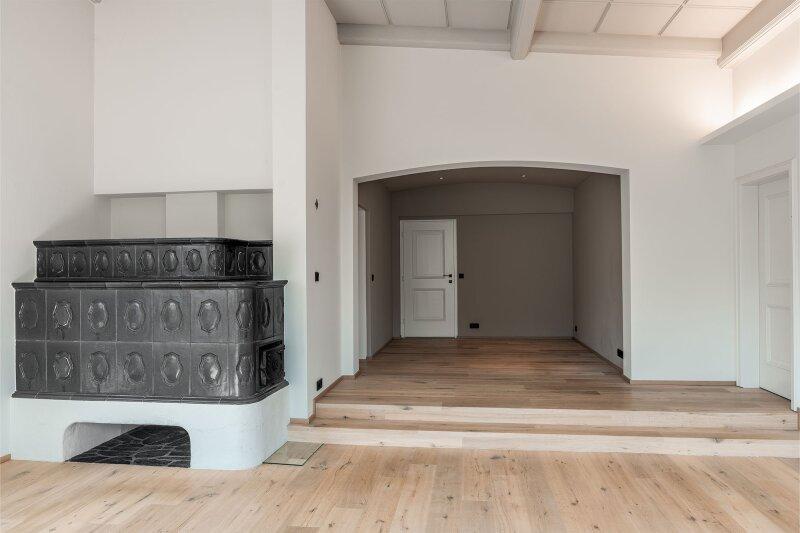 Foto 7 - Bild Wohnzimmer inkl. Kamin in Richtung Eingang.jpg