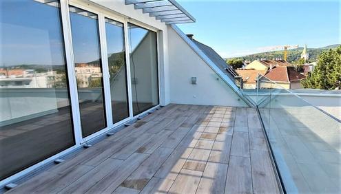 TERRASSENHIT, FERNBLICK, klimatisiertes 37 m2 Dachgescho mit 23 m2 Terrasse, 1 Zimmer, Komplettkche, Duschbad, Anton-Bosch-Gasse
