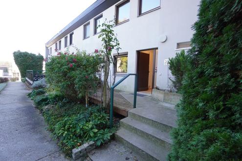 Reihenhaus im Wohnungseigentum - 91 m auf 2 Ebenen, mit 3 Schlafzimmern, Wohnzimmer, Kche, Terrasse, Dachboden und Garage!