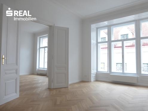 Nahe Stephansplatz - ERSTBEZUG ab 15.1.2026 - erstklassig sanierte Altbauwohnung mit kleiner Loggia im Jahrhundertwendehaus