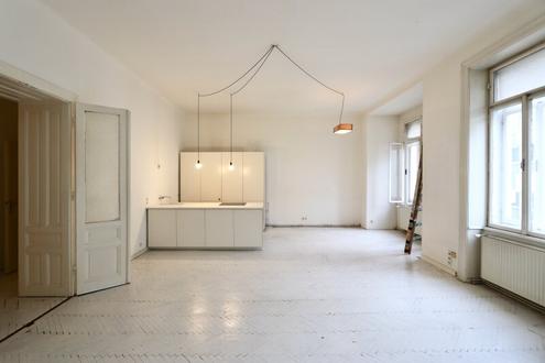 Nchst Neubaugasse! Sdwestseitiger 4-Zimmer-Altbau mit Balkon in ruhiger Seitengasse!