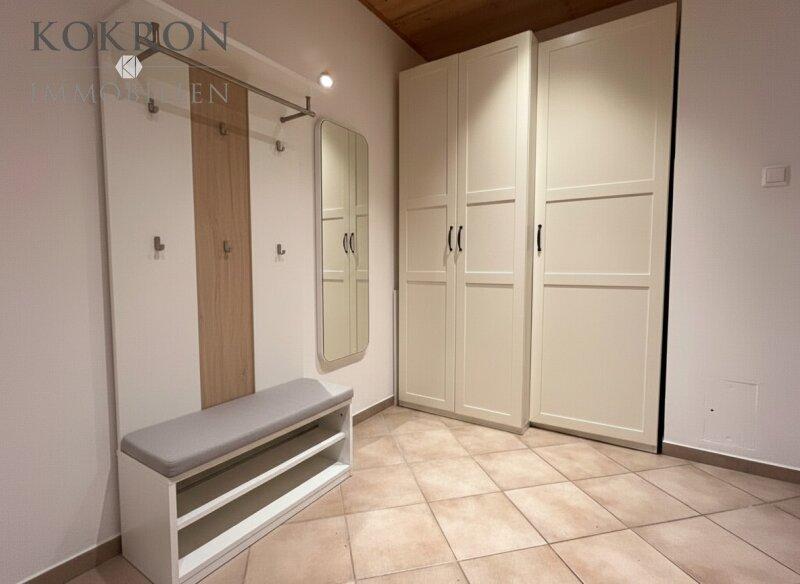 ger�umiges Vorzimmer