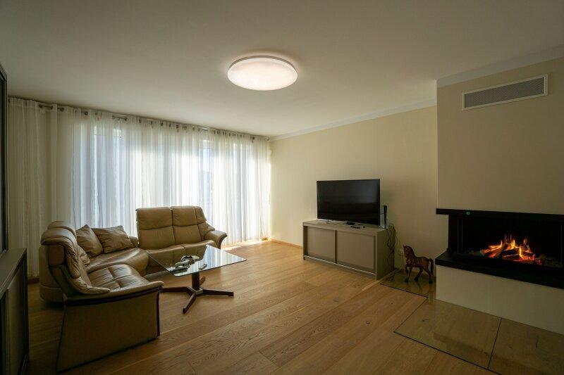 Wohnzimmer mit Kaminofen und Balkonausgang (obere Ebene)