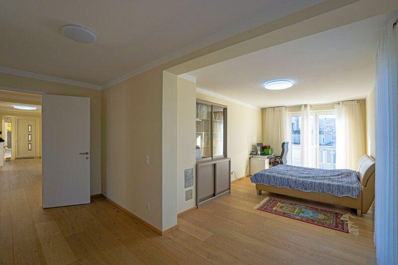 Hauptschlafzimmer mit Schrankraum, Badezimmer und Balkonausg