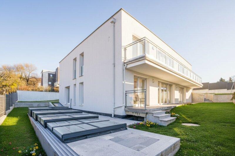 s�dwestseitige Ansicht mit Pool