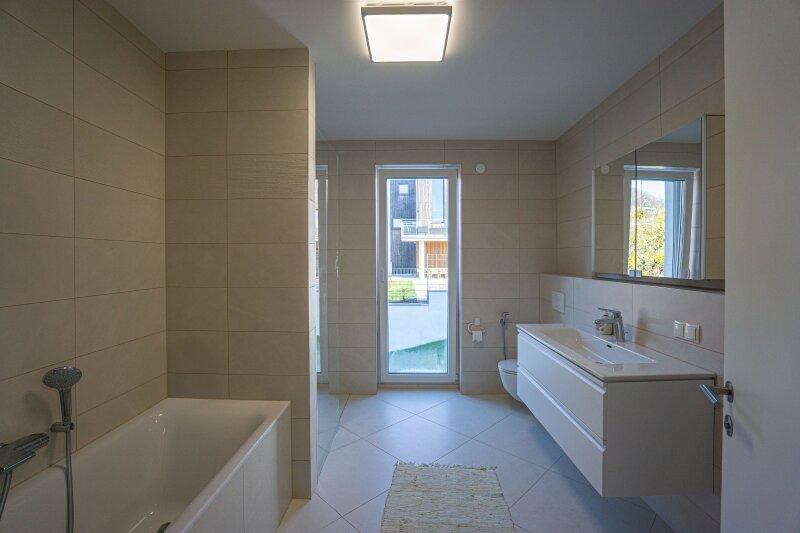 Badezimmer mit Wanne, bodengleicher Dusche, Waschtisch, Spie