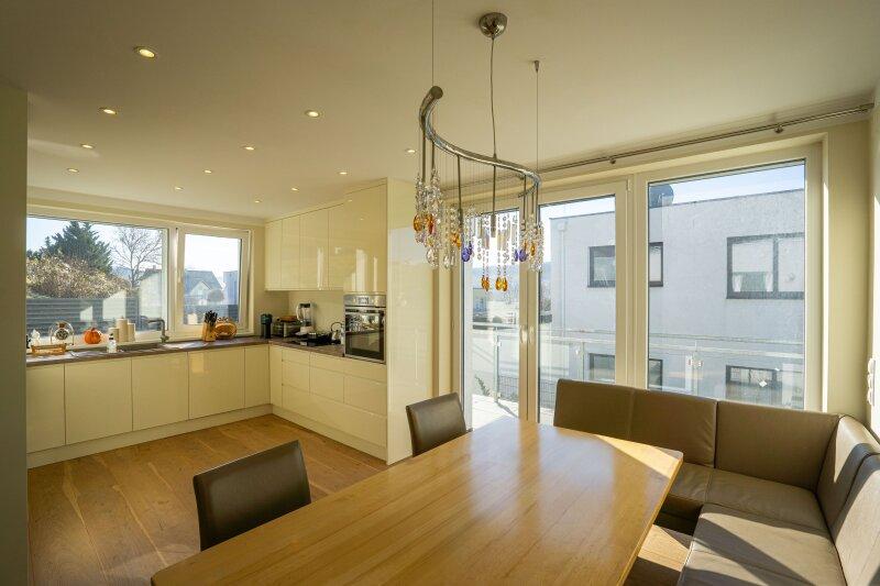 Kche mit Essbereich und Balkonausgang