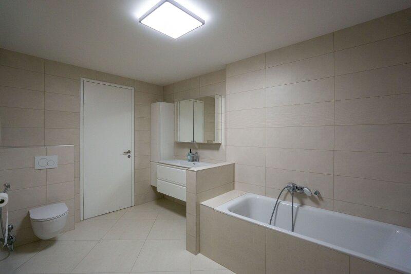 2. Badezimmer mit Wanne, bodengleicher Dusche, Waschtisch, S