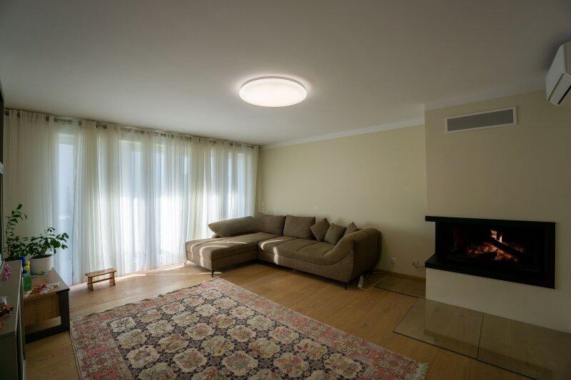 Wohnzimmer mit Kaminofen und Terrassenausgang (Gartengescho