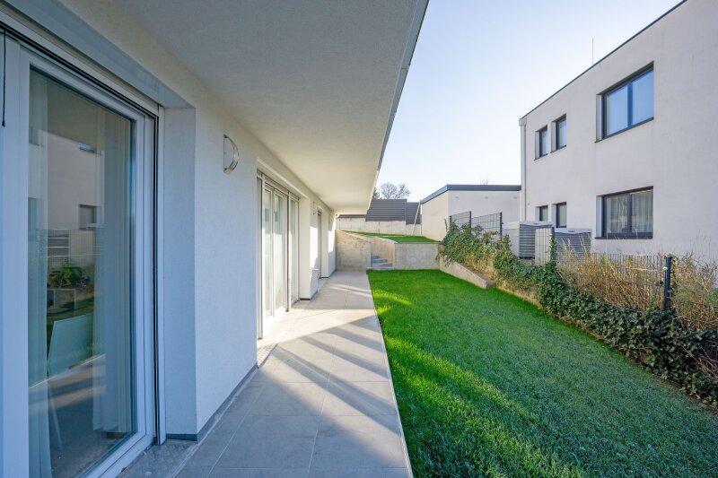 Terrasse und Garten der unteren Ebene