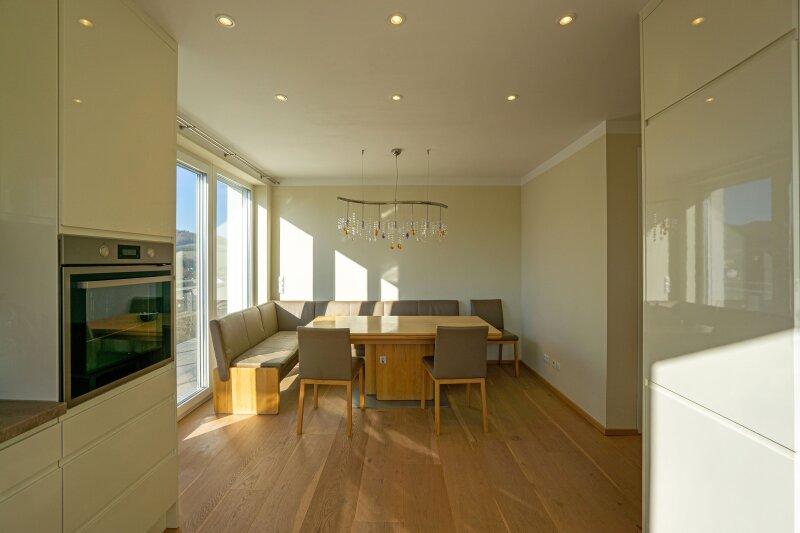 Kche mit Essbereich und Balkonausgang