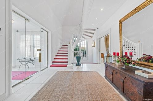 Elegante Einfamilienvilla mit Wellnessbereich & Pool in bester Lage von Mauer