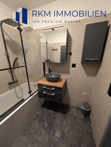 Badezimmer mit Badewanne - 2