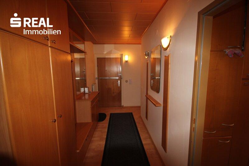 Vorzimmer mit Eingangstr