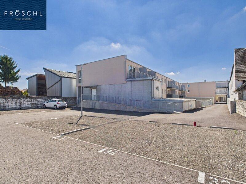 Ansicht vom Parkplatz zur Einfahrt