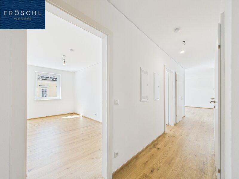 Blick in das Schlafzimmer 1 und den zentralen Flur Top 13