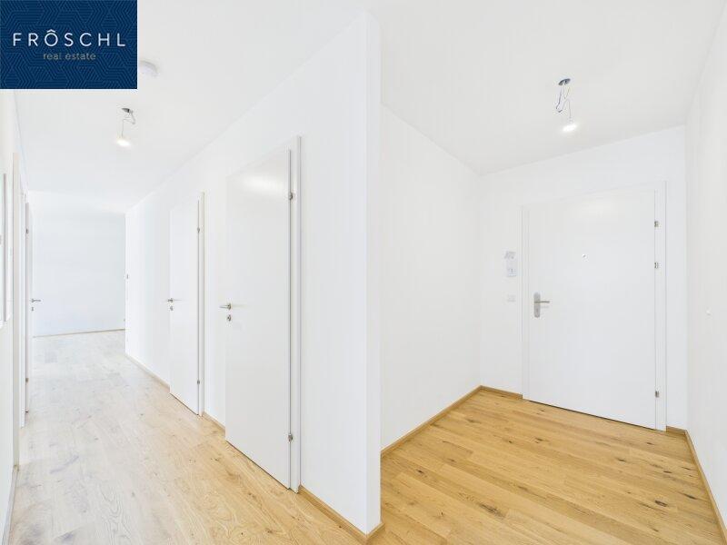 Blick auf den Gang und Eingang der Wohnung Top 13