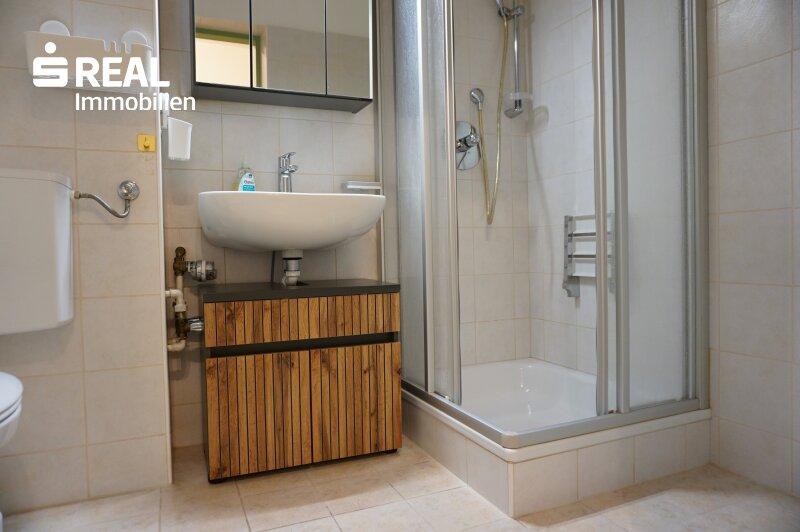 modernes Badezimmer mit Dusche und WC