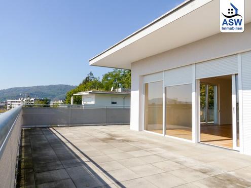 Exklusives 4-Zimmer-Penthouse mit extra großer ca. 110m2 Terrasse, schöner Küche und Lift in die Wohnung in zentraler Lage