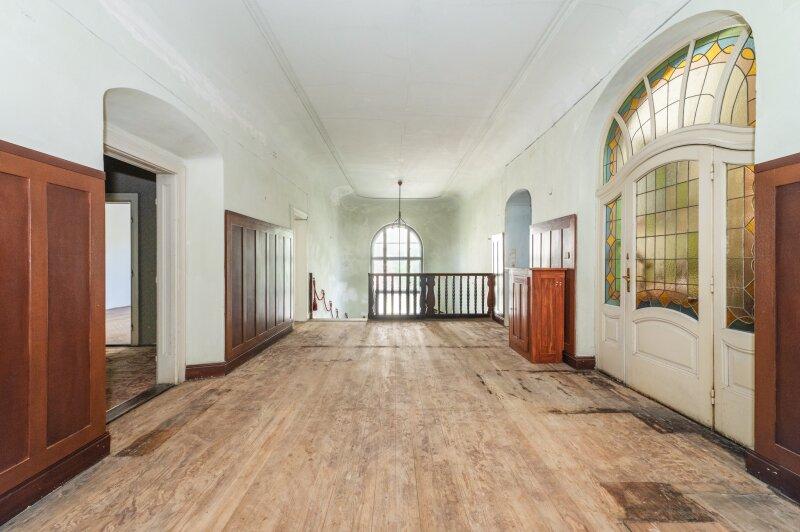 Treppenaufgang mit historischen T�ren (1. Stock)