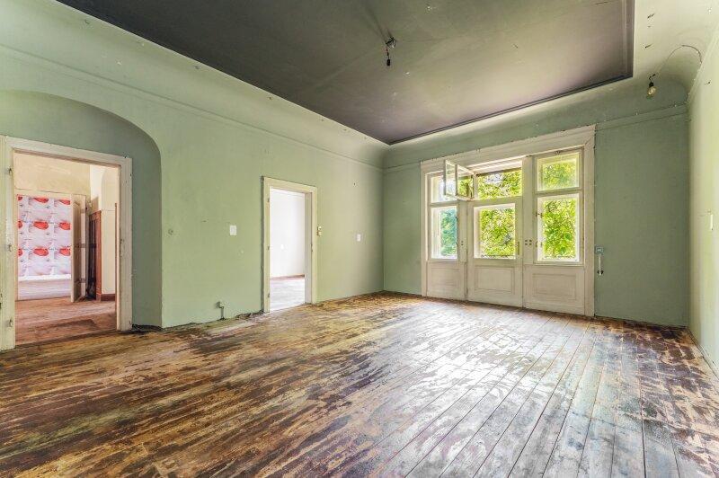 Schlafzimmer mit elegantem Balkon