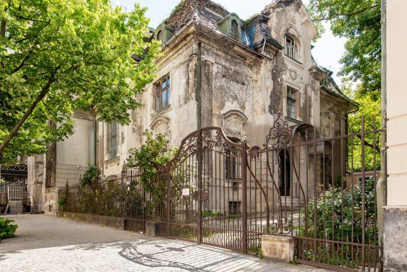 Straenansicht und Haupteingang Villa