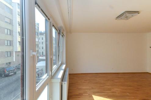 Grozgige Familienwohnung oder 3er WG Wohnung mit Balkon