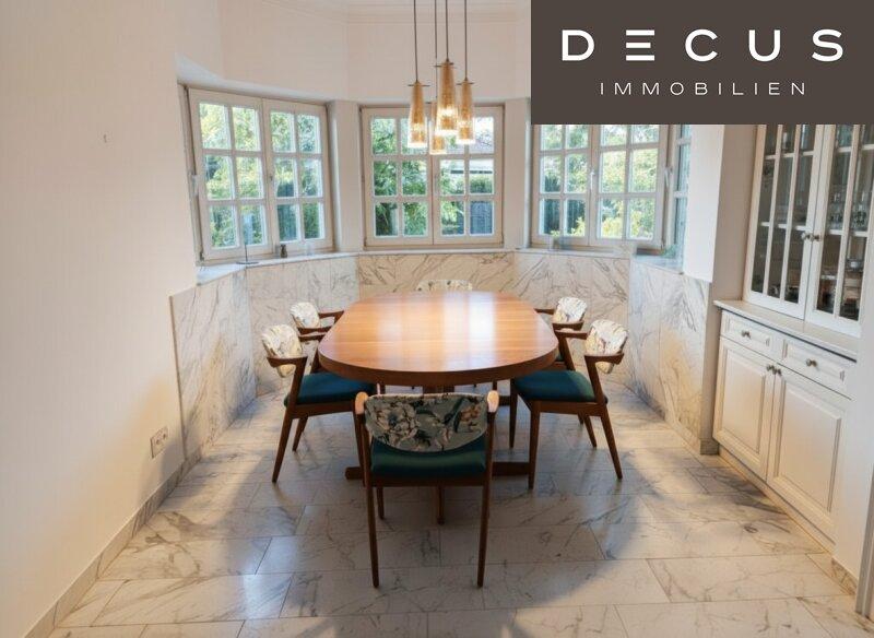 Gemtliches Zusammensitzen am groen Esstisch