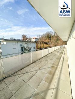Exklusives 4-Zimmer-Penthouse mit extra großer ca. 110m2 Terrasse, schöner Küche und Lift in die Wohnung in zentraler Lage