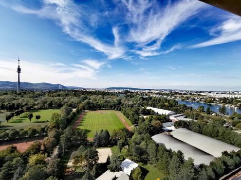 Kratochwjelstraße: Möblierte 3 Zimmer mit Klima und verglaster Loggia nahe der Alten Donau mit herrlichem Weitblick!