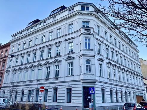 Klein aber fein! 1-Zimmer Wohnung N�he U6 J�gerstra�e! Sanierungsbed�rftig!