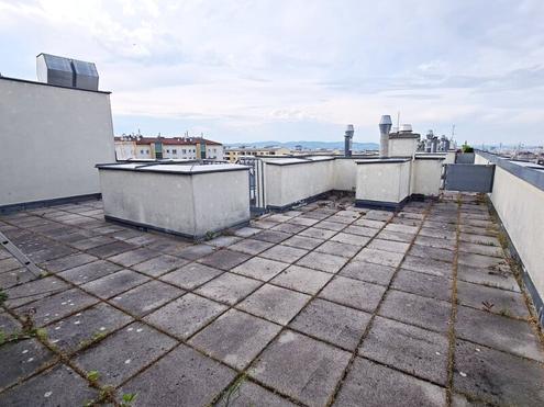 TERRASSENHIT, 61 m2 Dachgeschoß mit 48 m2 Terrasse, Wohnküche, 1 Zimmer, Wannenbad, Parketten, Fernblick, Holbeingasse