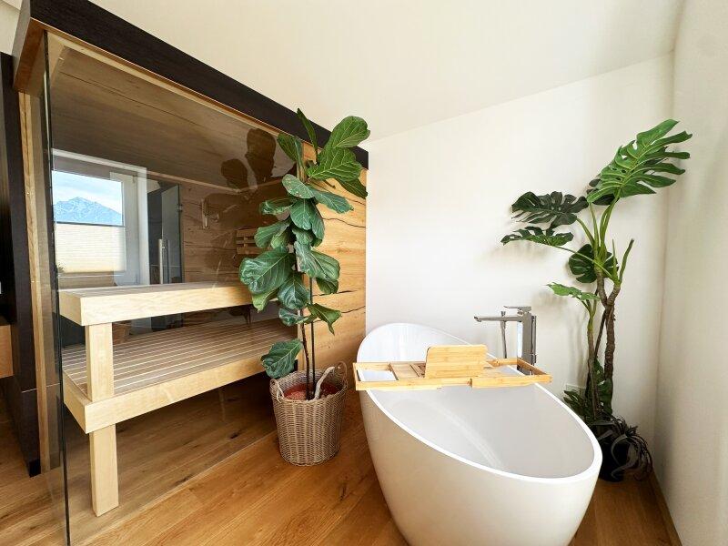 Sauna mit freistehender Badewanne