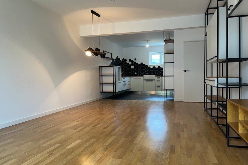 Wohnzimmer mit offener K�che
