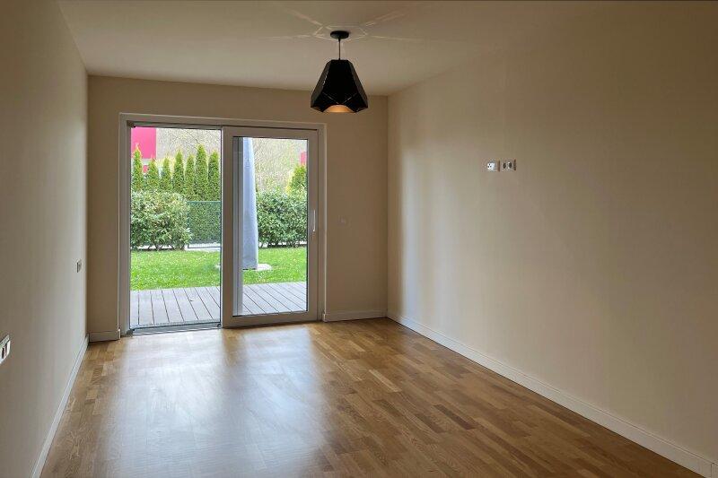 Zimmer 2 mit Ausgang auf die Gartenterrasse