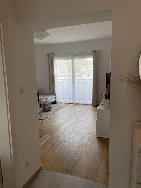 Wohnzimmer mit Ausgang auf Balkon