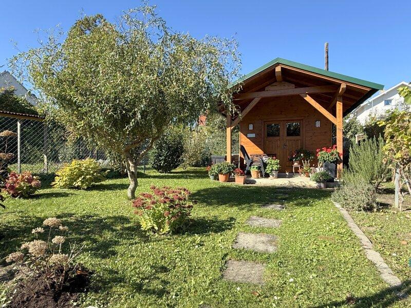 eigener Garten mit Holzhaus