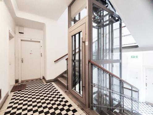 WESTSEITIGE LOGGIA - Sanierungsbed�rftiger Altbau im 3.Stock