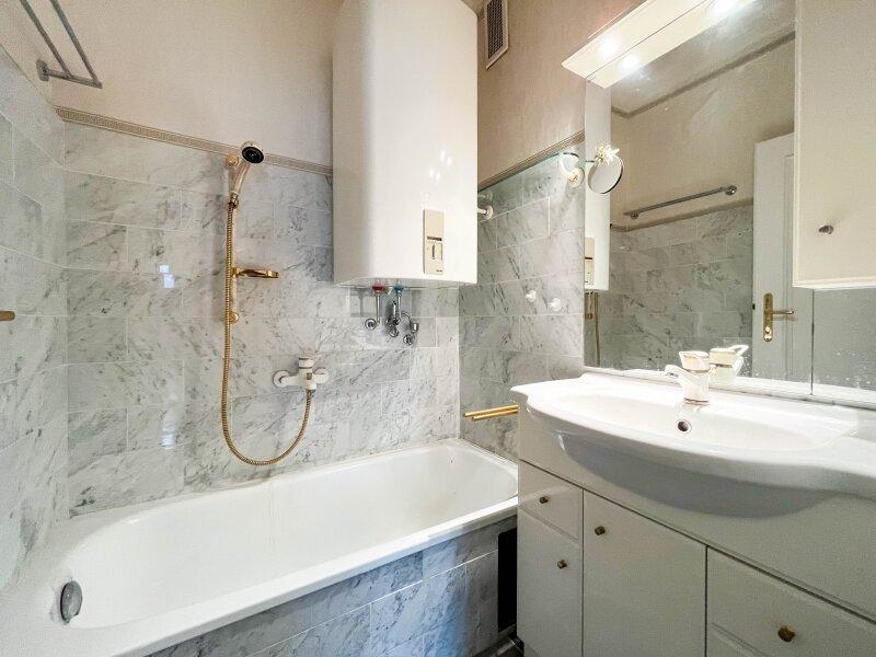 Badezimmer mit Wanne