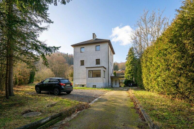 Zufahrt und Ostseite