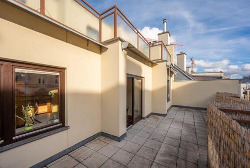 Lichtdurchflutete DG-Terrassen-Maisonette, tolle Infrastruktur - Sanierungsbedarf