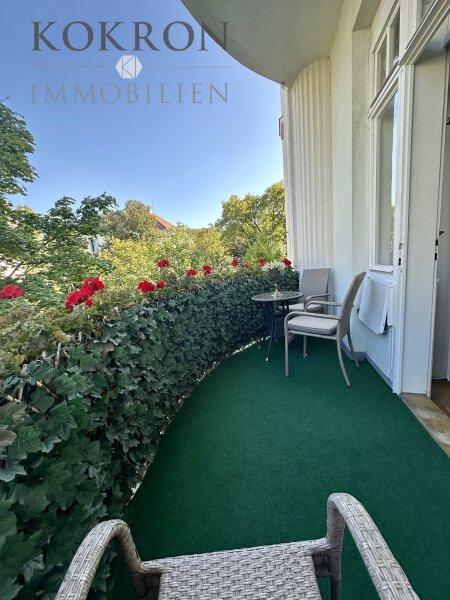 Stilvoller Altbau-Balkon mit Gr�nblick