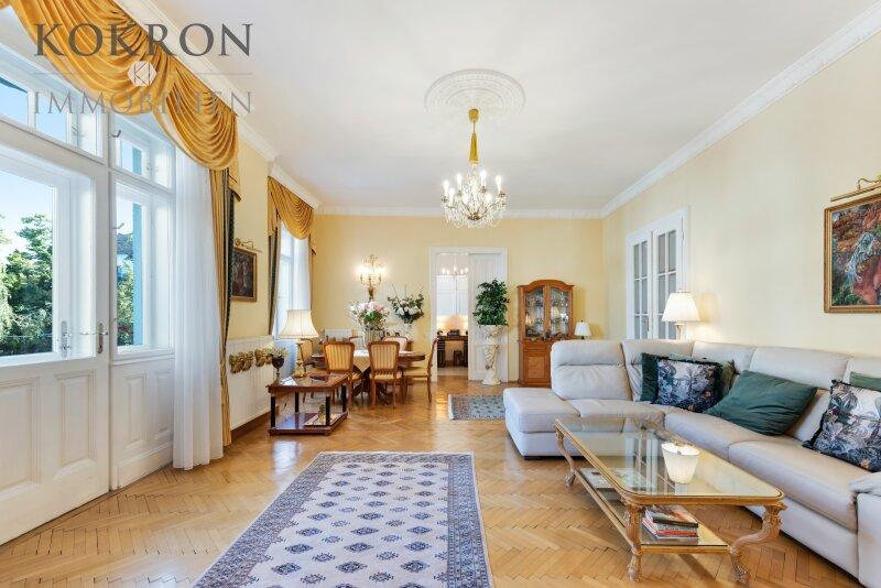 Der Wohnsalon mit Ausgang auf den Ost-Balkon