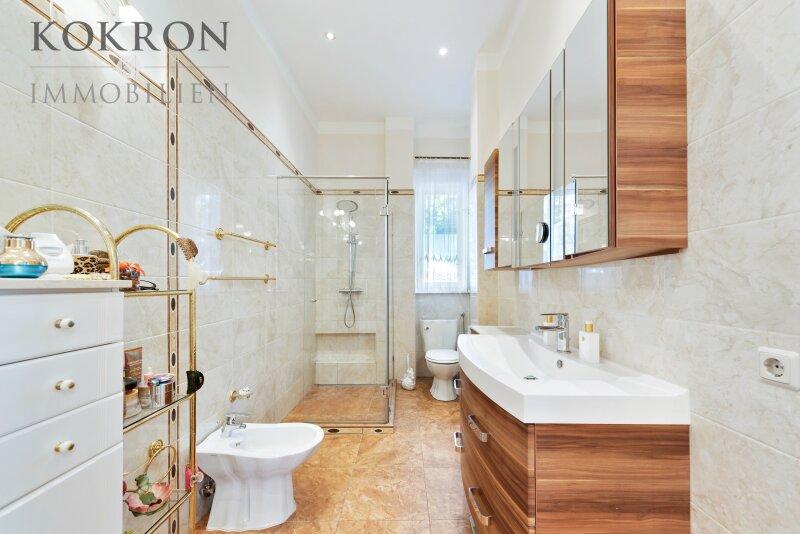 Tageslicht-Bad mit Dusche, WC, Bidet