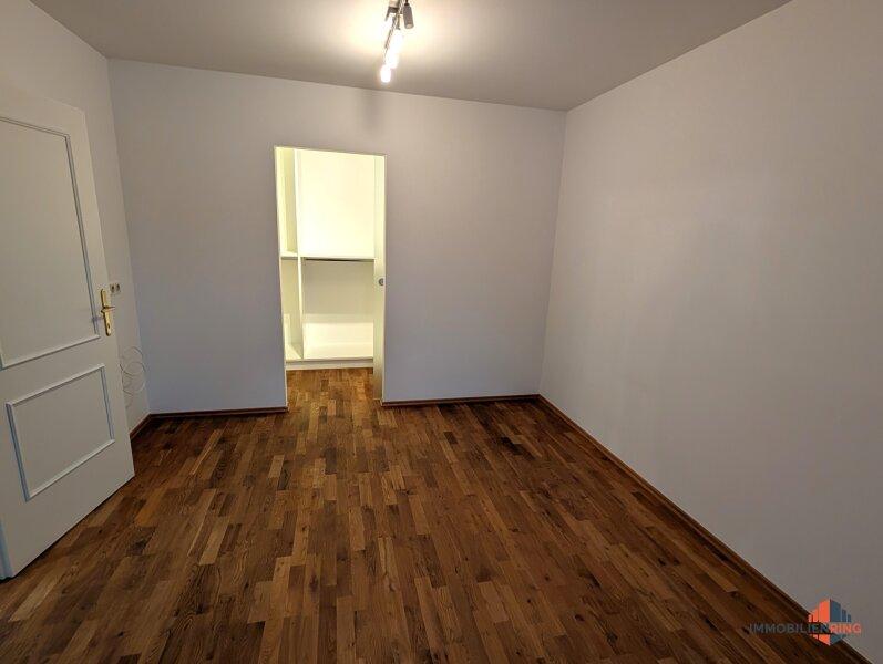 Schlafzimmer mit Garderobe