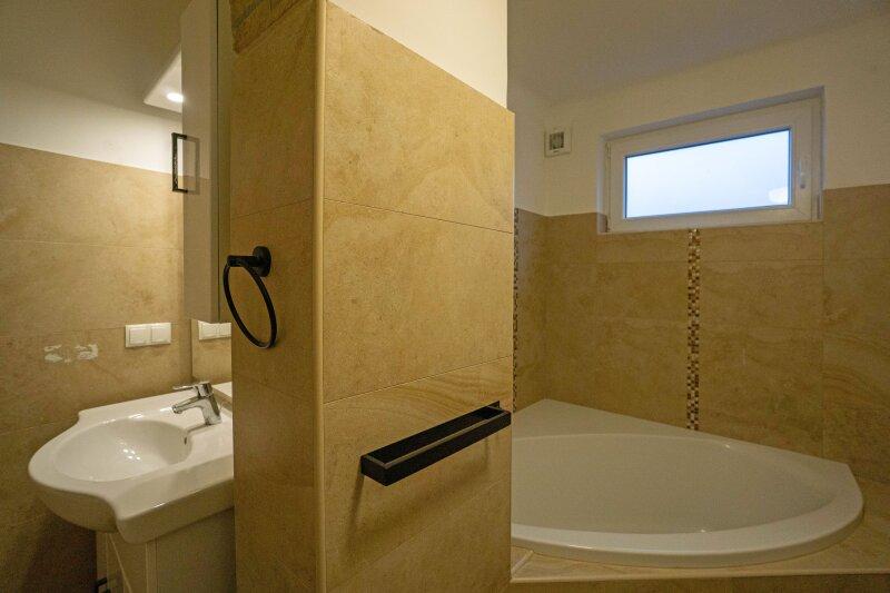 Bad mit Waschtisch und Eckwanne