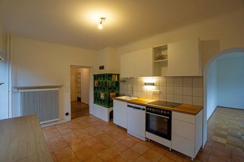 K�che mit Kachelofen und Ausgang auf die stra�enseitige Terr