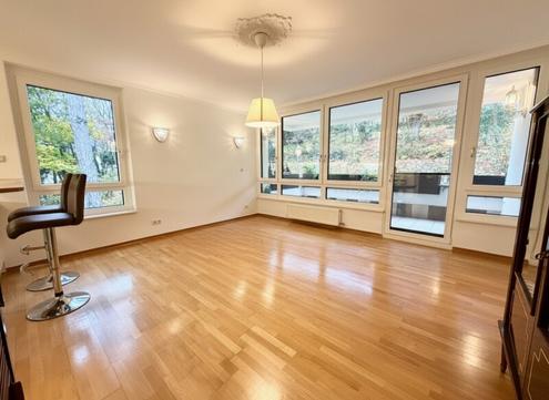 Grünruhelage! Geräumige 4 oder 5 Zimmer-Wohnung mit Loggia & Indoor-Pool