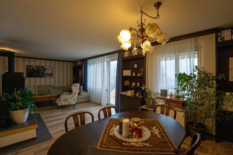 Wohnzimmer mit Balkon und direktem Gartenabgang