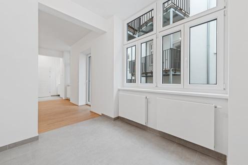 Küche mit schöner Fensterfront und Balkon in den ruhigen Innenhof, hell und freundlich!